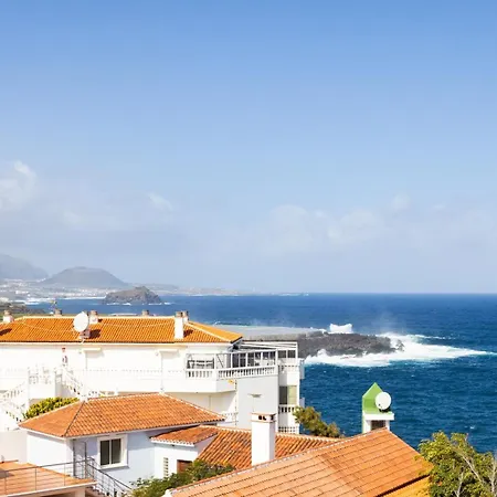 Cozy Seafront With Balcony & Ocean Views Apartament *