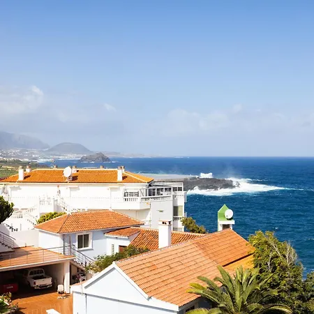 Cozy Seafront With Balcony & Ocean Views Apartament