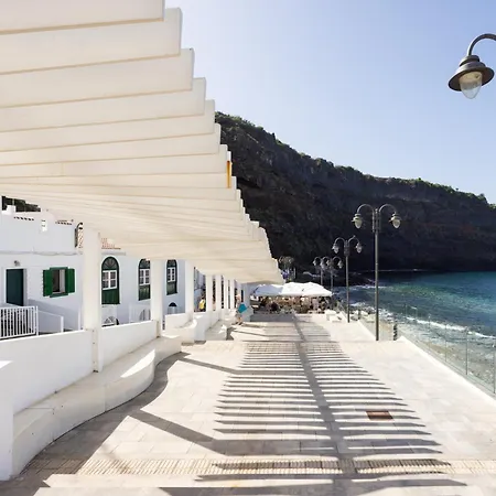 Cozy Seafront With Balcony & Ocean Views